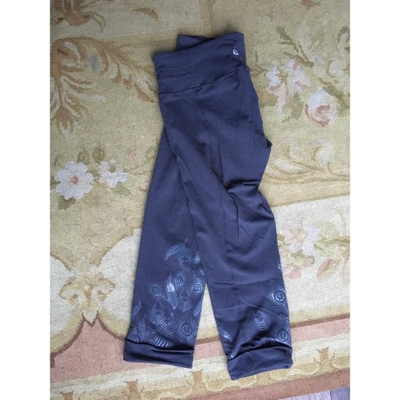 EUC LULULEMON Wunder Under Crop Pant Size 8 Grey Peacock Feathers
